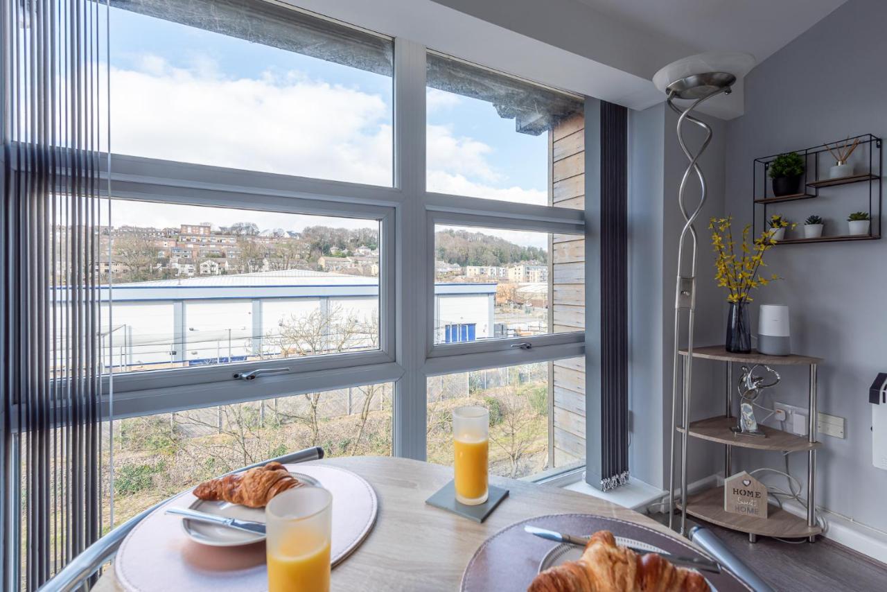 Riverside Balcony Apartment With Parking Just Minutes To Saltaire 쉬플리 외부 사진