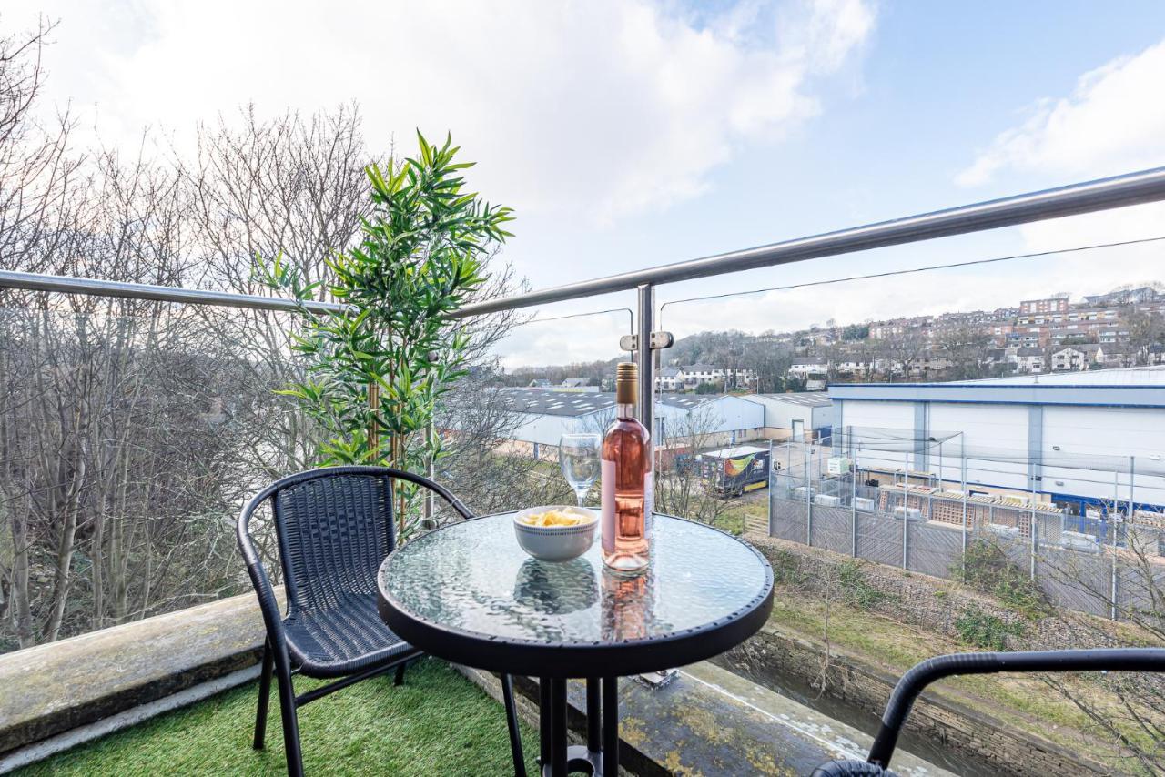 Riverside Balcony Apartment With Parking Just Minutes To Saltaire 쉬플리 외부 사진