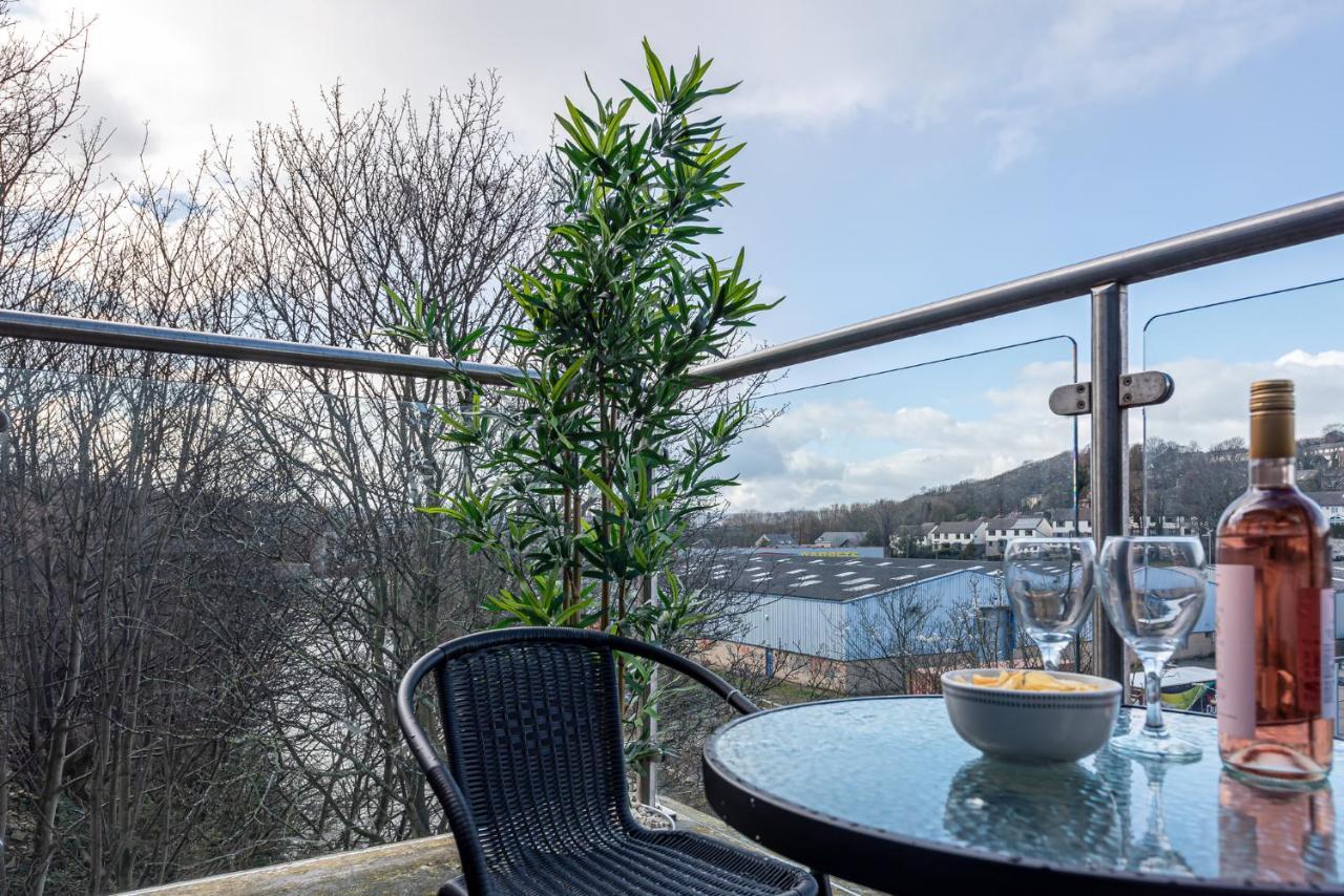 Riverside Balcony Apartment With Parking Just Minutes To Saltaire 쉬플리 외부 사진