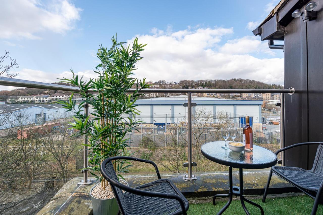 Riverside Balcony Apartment With Parking Just Minutes To Saltaire 쉬플리 외부 사진